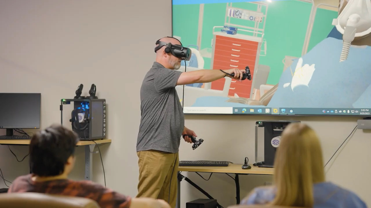 Instructor in VR simulation